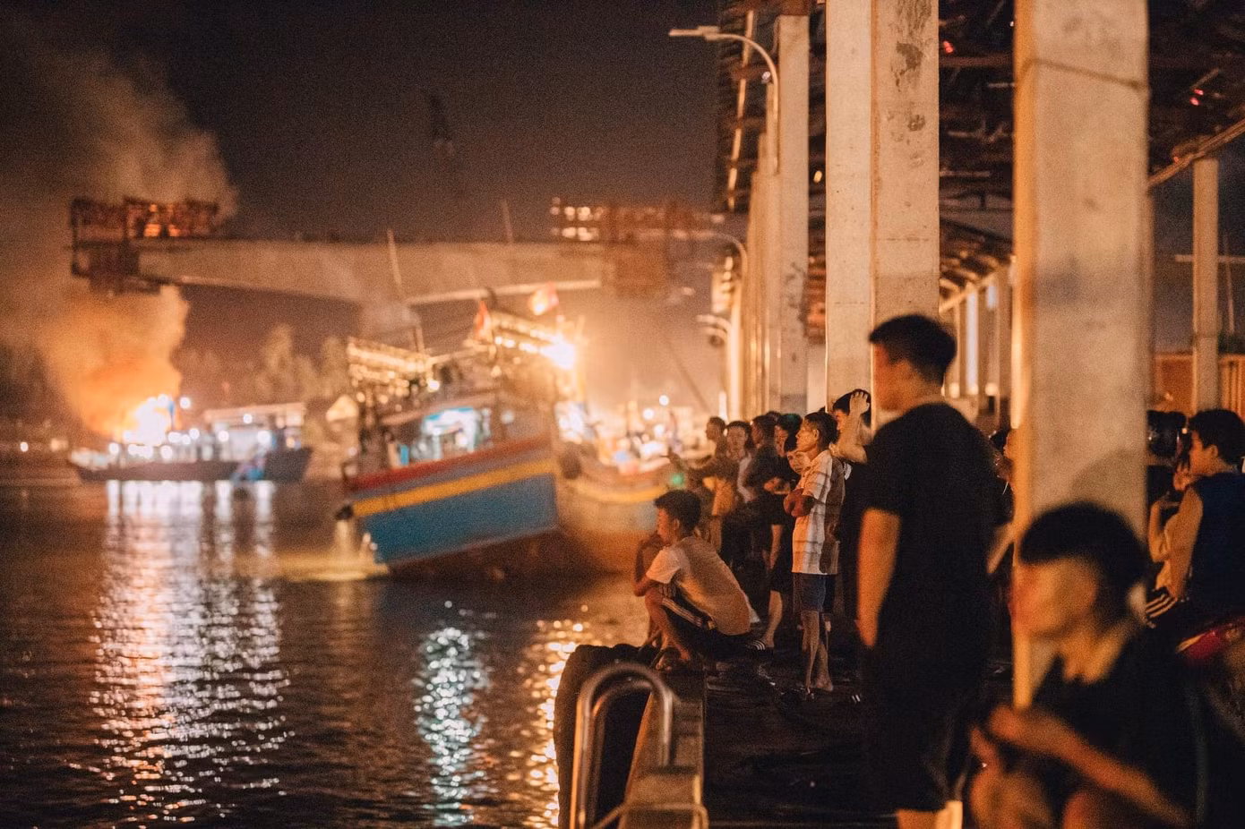 Phát hiện đám cháy, người dân xung quanh liền hô hoán, trình báo chính quyền địa phương đồng thời dùng các phương tiện tại chỗ để dập lửa cháy tàu. Ảnh: Mạnh Tino.