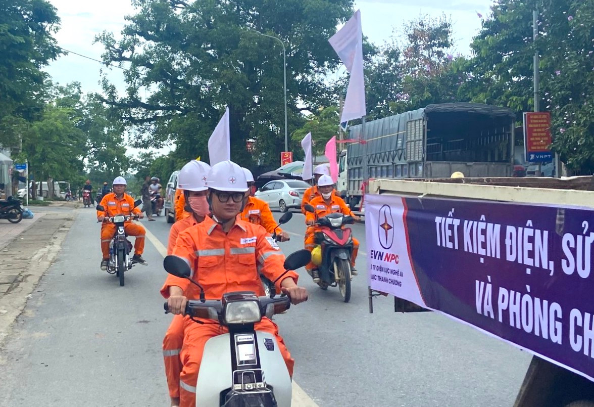 Trước tình trạng này, nhiều ngày qua Công ty điện lực TP Vinh (Công ty điện lực Nghệ An) đã áp dụng nhiều biện pháp, phương thức để tuyên truyền người dân tiết kiệm điện, tắt các thiết bị điện không cần thiết để giảm tải.