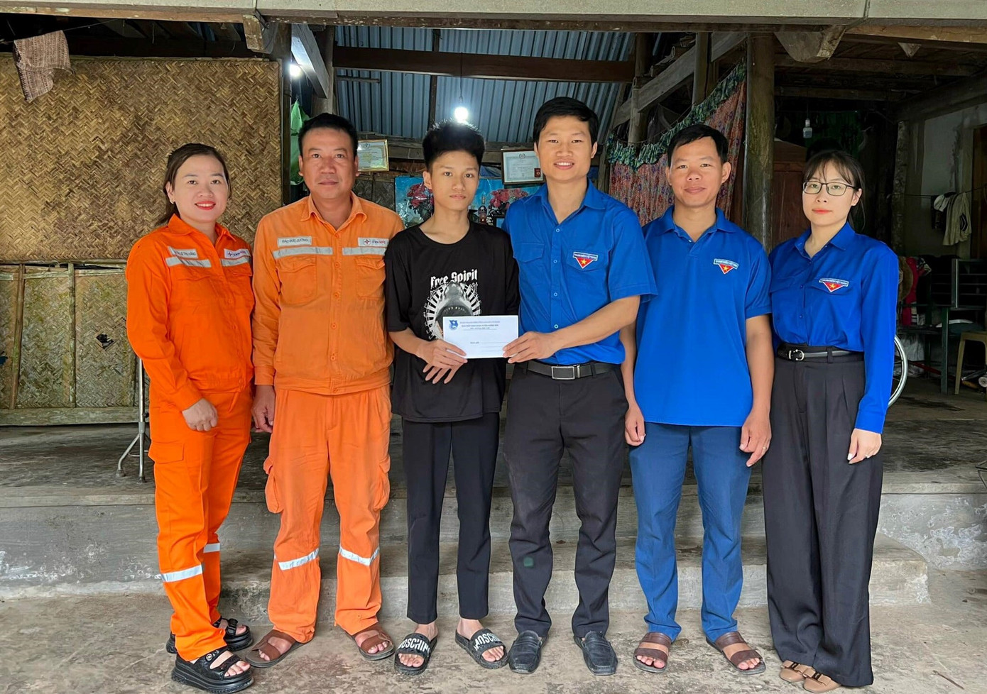 Nhằm tiếp sức đồng hành cùng sĩ tử có hoàn cảnh khó khăn trong kỳ thi tốt nghiệp THPT, Tỉnh Đoàn Hà Tĩnh vừa phối hợp với doanh nghiệp tổ chức chương trình “Nghị lực mùa thi”. Chương trình đã thăm hỏi và trao quà cho 20 học sinh tại các huyện thị trong toàn tỉnh.