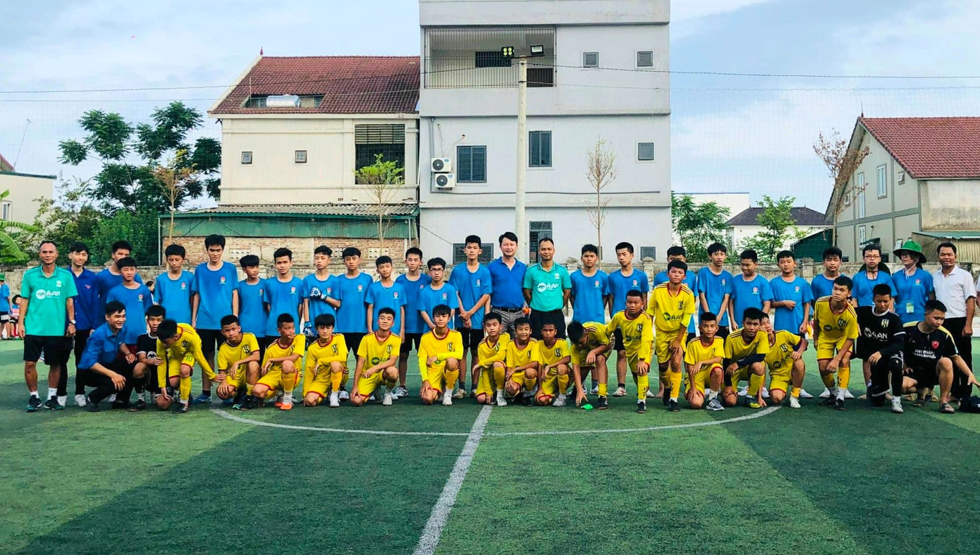 Đến với trại hè, các em còn được giao lưu bóng đá cùng đội tuyển Sông Lam Nghệ An. Sự thích thú, hào hứng thể hiện trên khuôn mặt các em khi được học, được chơi cùng các cầu thủ và những trò chơi hấp dẫn.