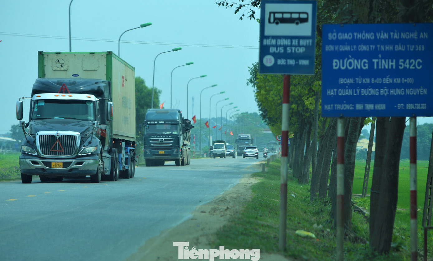 Tuyến tỉnh lộ 542C dài khoảng 7km nối từ thị trấn Hưng Nguyên đi qua 3 xã Hưng Tân, Hưng Thông, Long Xá (huyện Hưng Nguyên, tỉnh Nghệ An). Nơi đây được coi là một trong những tuyến trọng điểm của "hung thần xa lộ". Những chiếc xe ben, xe tải trọng lớn chạy qua tuyến này bất kể ngày đêm.