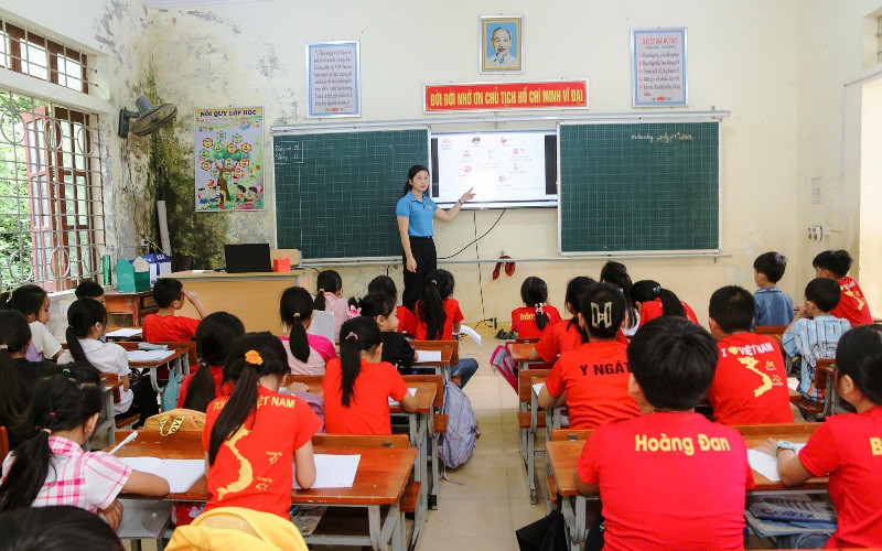 Thông qua hoạt động này, các em học sinh được củng cố kiến thức, ôn tập và học thêm một số từ vựng qua bài hát bằng tiếng Anh và một số trò chơi. Qua đó, giúp các em nâng cao kiến thức ngoại ngữ. Thông qua hoạt động này, các em học sinh được củng cố kiến thức, ôn tập và học thêm một số từ vựng qua bài hát bằng tiếng Anh và một số trò chơi. Qua đó, giúp các em nâng cao kiến thức ngoại ngữ.