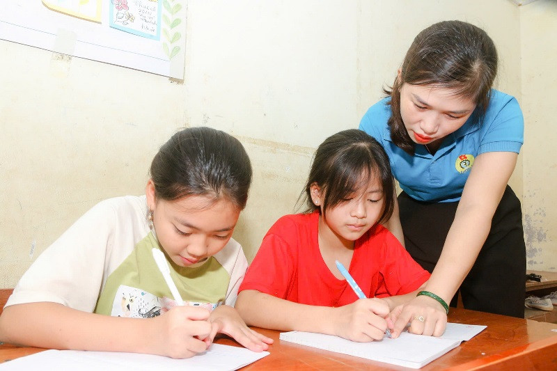 So với các tiết học chính khóa ở trường thì lớp học tiếng Anh miễn phí có nhiều thời gian hơn. Do vậy, mỗi lần lên lớp tôi thường xuyên chia các em thành những nhóm nhỏ, tổ chức nhiều hoạt động như chơi các trò chơi, vẽ theo chủ đề. Qua đó, giúp học sinh tự tin hơn trong giao tiếp, phát triển được kỹ năng nói, kỹ năng thuyết trình..., cô Hoài cho biết thêm. So với các tiết học chính khóa ở trường thì lớp học tiếng Anh miễn phí có nhiều thời gian hơn. Do vậy, mỗi lần lên lớp tôi thường xuyên chia các em thành những nhóm nhỏ, tổ chức nhiều hoạt động như chơi các trò chơi, vẽ theo chủ đề. Qua đó, giúp học sinh tự tin hơn trong giao tiếp, phát triển được kỹ năng nói, kỹ năng thuyết trình..., cô Hoài cho biết thêm.