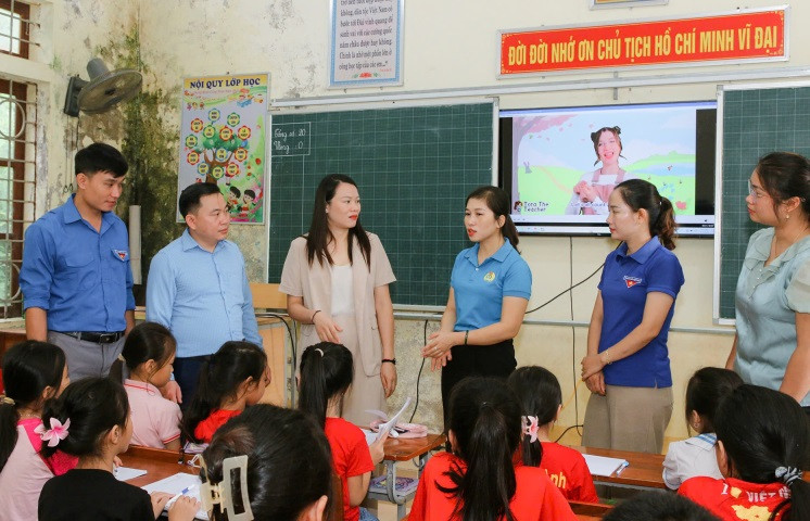 Xá Lượng là địa phương có hệ thống sông, suối nhiều nên tiềm ẩn nguy cơ đuối nước cao. Từ thực tế đó, ngay từ đầu hè, lãnh đạo xã đã chỉ đạo ban, ngành, đoàn thể cấp xã tổ chức nhiều hoạt động trong dịp hè để cho các cháu có sân chơi lành mạnh, qua đó phòng tránh được tai nạn thương tích, đặc biệt là đuối nước. Hoạt động này thu hút đông đảo các em học sinh tham gia và được phụ huynh đồng tình, bà Lô Thị Trà My - Chủ tịch UBND xã Xá Lượng (huyện Tương Dương) cho biết. Xá Lượng là địa phương có hệ thống sông, suối nhiều nên tiềm ẩn nguy cơ đuối nước cao. Từ thực tế đó, ngay từ đầu hè, lãnh đạo xã đã chỉ đạo ban, ngành, đoàn thể cấp xã tổ chức nhiều hoạt động trong dịp hè để cho các cháu có sân chơi lành mạnh, qua đó phòng tránh được tai nạn thương tích, đặc biệt là đuối nước. Hoạt động này thu hút đông đảo các em học sinh tham gia và được phụ huynh đồng tình, bà Lô Thị Trà My - Chủ tịch UBND xã Xá Lượng (huyện Tương Dương) cho biết.