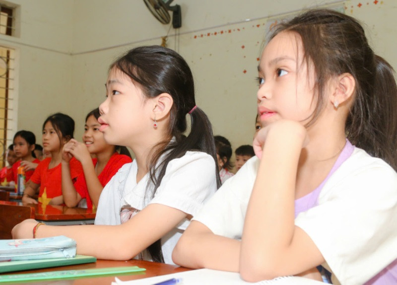 Các em học sinh chăm chú nghe cô giáo giảng dạy. Các em học sinh chăm chú nghe cô giáo giảng dạy.