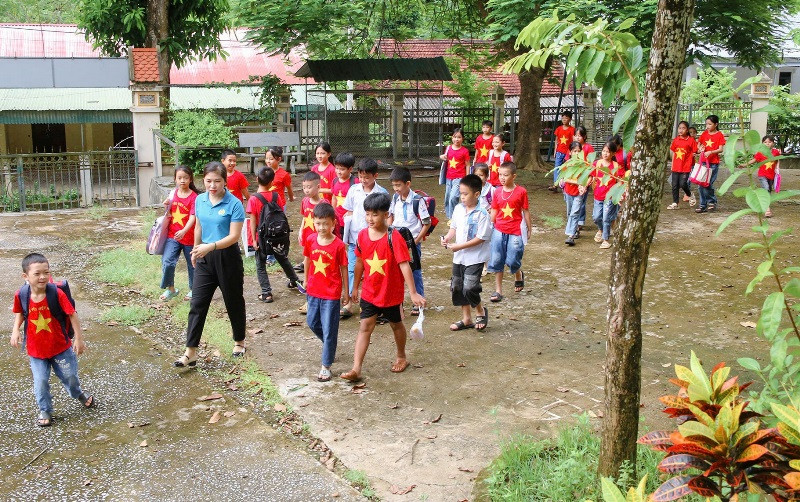 Tham gia hoạt động sinh hoạt hè lồng ghép học tiếng Anh miễn phí có trên 60 em học sinh ở bậc học Tiểu học trên địa bàn xã Xá Lượng (huyện Tương Dương, Nghệ An) Tham gia hoạt động sinh hoạt hè lồng ghép học tiếng Anh miễn phí có trên 60 em học sinh ở bậc học Tiểu học trên địa bàn xã Xá Lượng (huyện Tương Dương, Nghệ An)