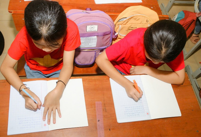 Các em học sinh chăm chú học từ vựng tiếng Anh. Các em học sinh chăm chú học từ vựng tiếng Anh.