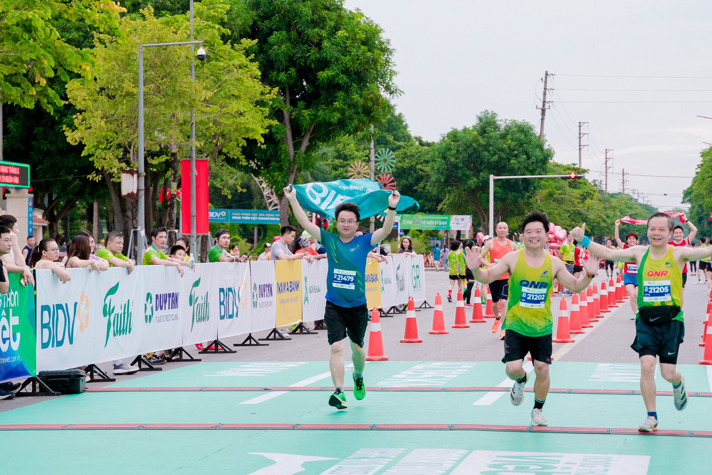 Vận động viên BIDV ở cự ly 21km băng băng về đích. Vận động viên BIDV ở cự ly 21km băng băng về đích.