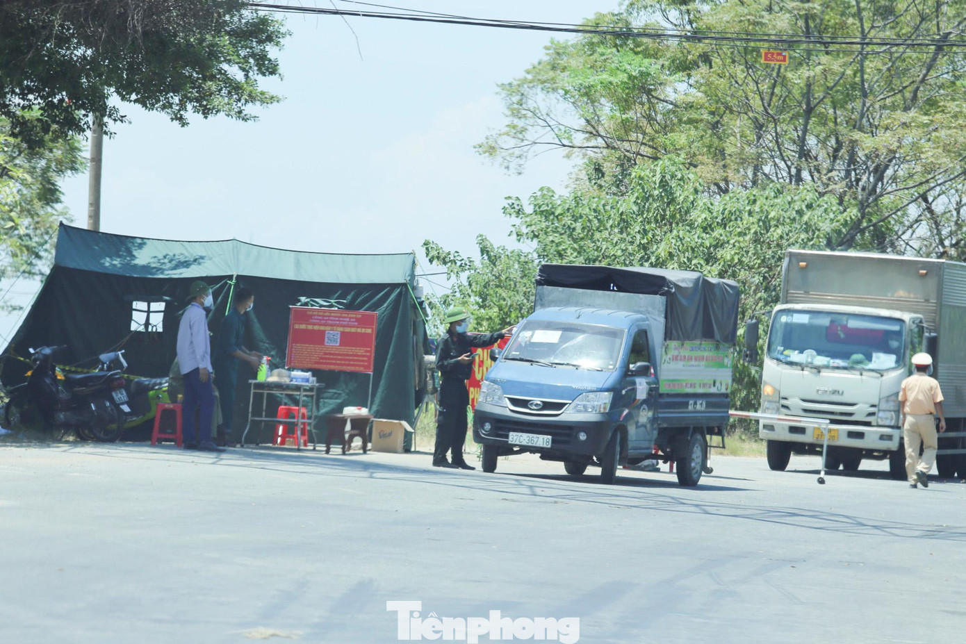Toàn thành phố Vinh có 14 chốt chính ở các cửa ngõ, 29 chốt ở các phường, xã. Công tác kiểm soát được các lực lượng công an, quân đội, dân quân tự vệ, thanh niên tình nguyện... thực hiện một cách nghiêm ngặt. Toàn thành phố Vinh có 14 chốt chính ở các cửa ngõ, 29 chốt ở các phường, xã. Công tác kiểm soát được các lực lượng công an, quân đội, dân quân tự vệ, thanh niên tình nguyện... thực hiện một cách nghiêm ngặt.
