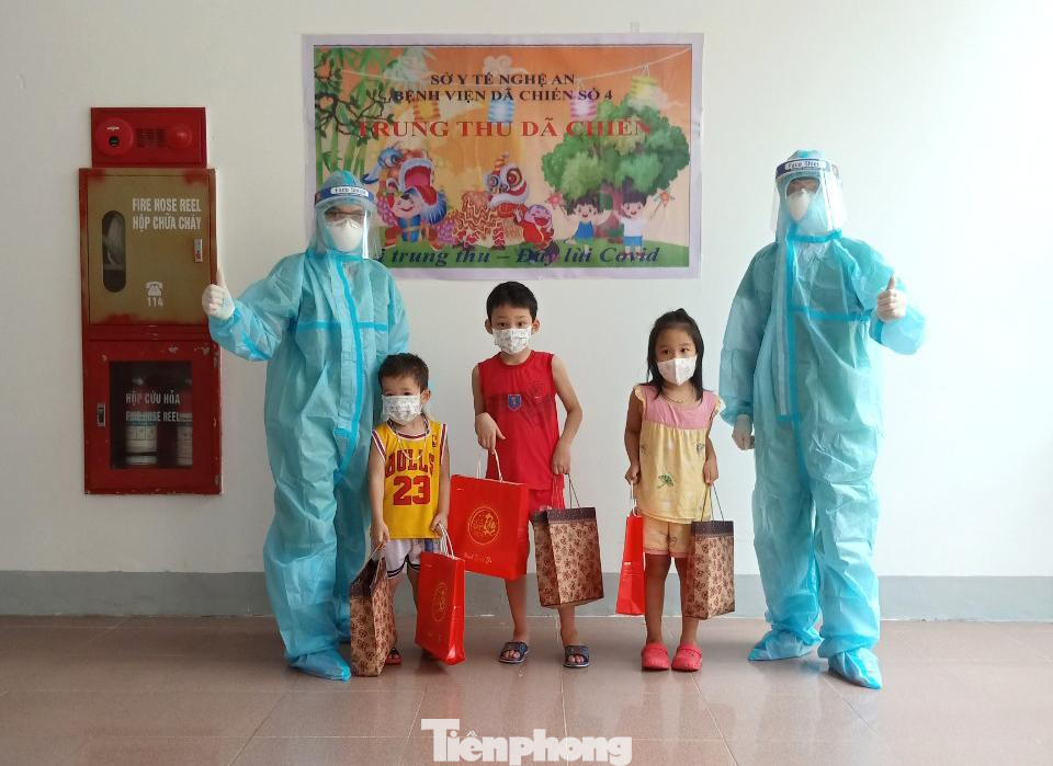 Bệnh viện dã chiến số 4 Nghệ An là nơi có nhiều trẻ em nhất, có thời điểm lên tới 90 bệnh nhi cùng điều trị. Trong đó, rất nhiều trẻ dưới 6 tuổi, trẻ nhỏ nhất điều trị tại đây là 11 tháng tuổi.