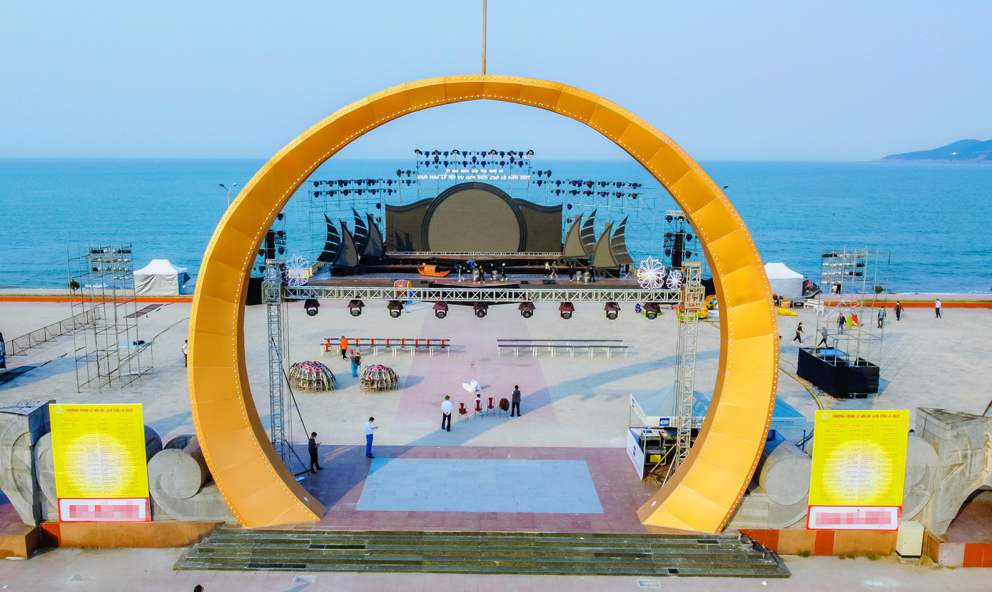 Lúc này, sân khấu đêm khai mạc tại quảng trường Bình Minh đã được lắp đặt xong. Biển Cửa Lò sẵn sàng đón du khách sau thời gian “ngủ đông” vì dịch COVID-19.