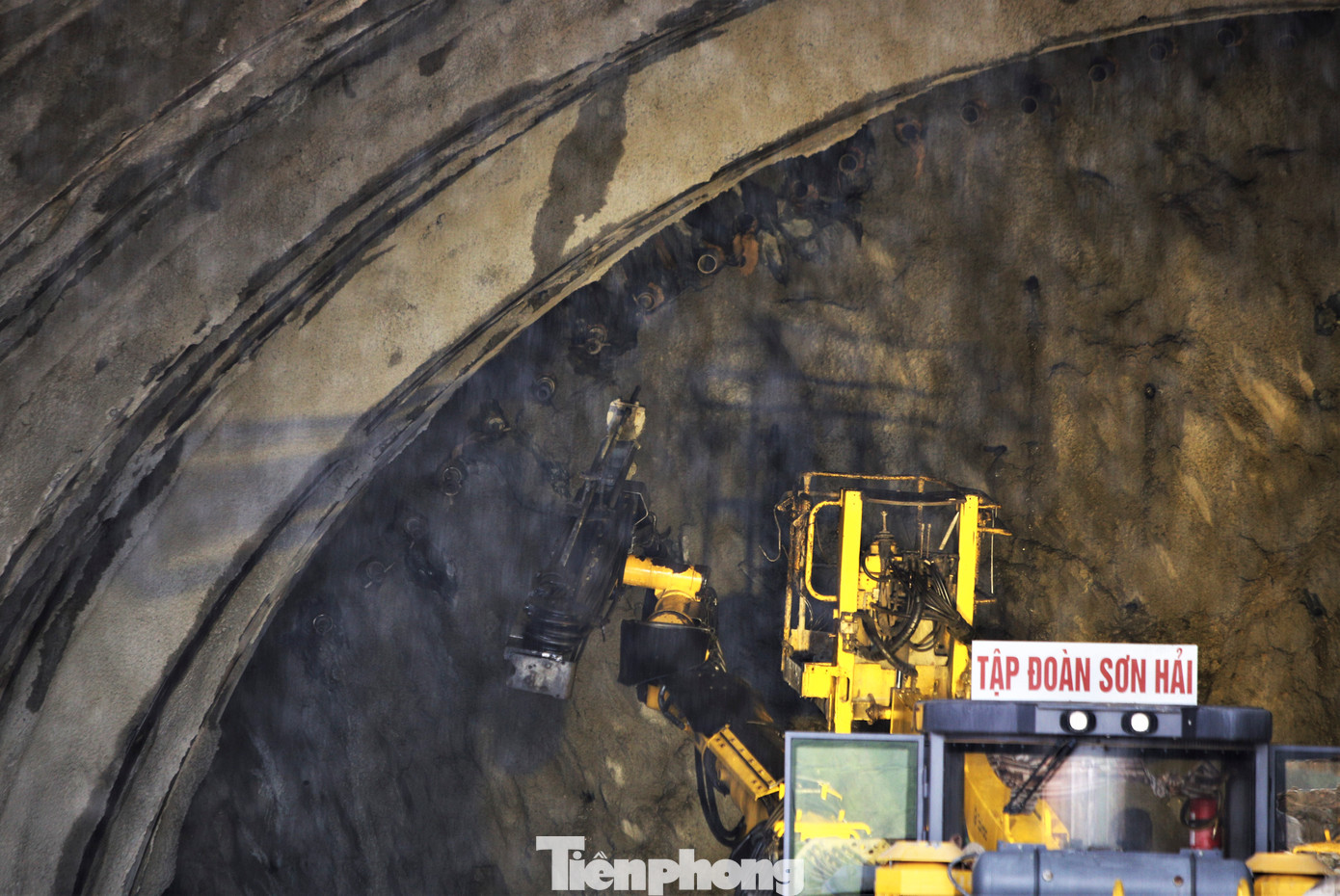 Theo cán bộ kỹ thuật (thuộc Tập đoàn Sơn Hải) cho biết, địa chất núi Đèo Bụt không quá phức tạp song có mạch nước ngầm. Quá trình thăm dò, thi công chưa gặp phải vấn đề quá phức tạp. Việc thi công hầm trải qua nhiều bước từ trắc địa đến khoan, nạp nổ mìn, chọc om, bốc phun, phun bê tông phủ gia cố, rải lưới rồi mới dùng vòm gia cố và phun thêm một lượt bê tông.