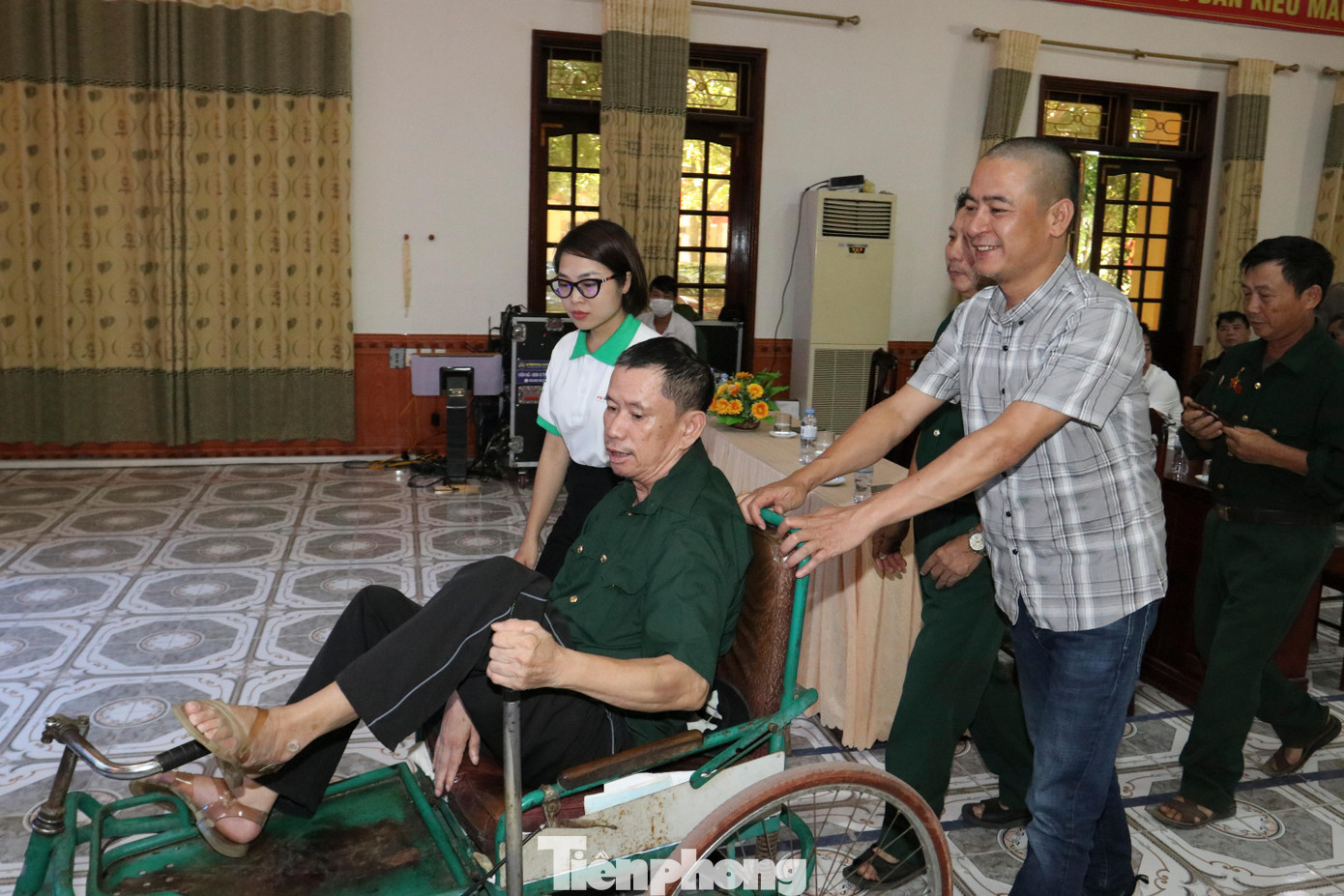 Ông Nguyễn Huy Thiêm, bà Lương Thị Hải Yến, Nhà báo Trần Quang Long thăm hỏi, động viên các bác thương bệnh binh nặng.