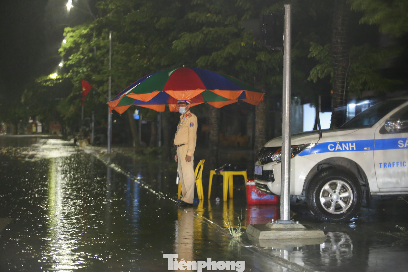 Chốt kiểm soát tại vòng xuyến đường Nguyễn Phong Sắc ngập nước.