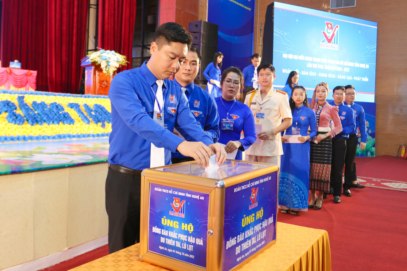 Anh Lê Văn Lương - Ủy viên BCH T.Ư Đoàn, Bí thư Tỉnh Đoàn Nghệ An ủng hộ đồng bào bị ảnh hưởng bởi lũ lụt.