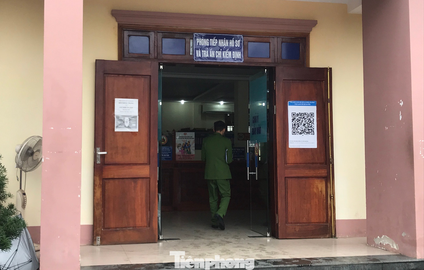 Cán bộ công an làm việc tại văn phòng chính của trụ sở Đăng kiểm. Cán bộ công an làm việc tại văn phòng chính của trụ sở Đăng kiểm.