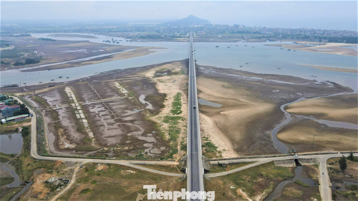 Cầu Cửa Nhượng bắc qua cửa biển Cửa Nhượng, nối liền 2 xã Cẩm Nhượng - Cẩm Lĩnh, huyện Cẩm Xuyên (tỉnh Hà Tĩnh). Cầu nằm trên tuyến đường ven biển Xuân Hội - Thạch Khê - Vũng Áng.