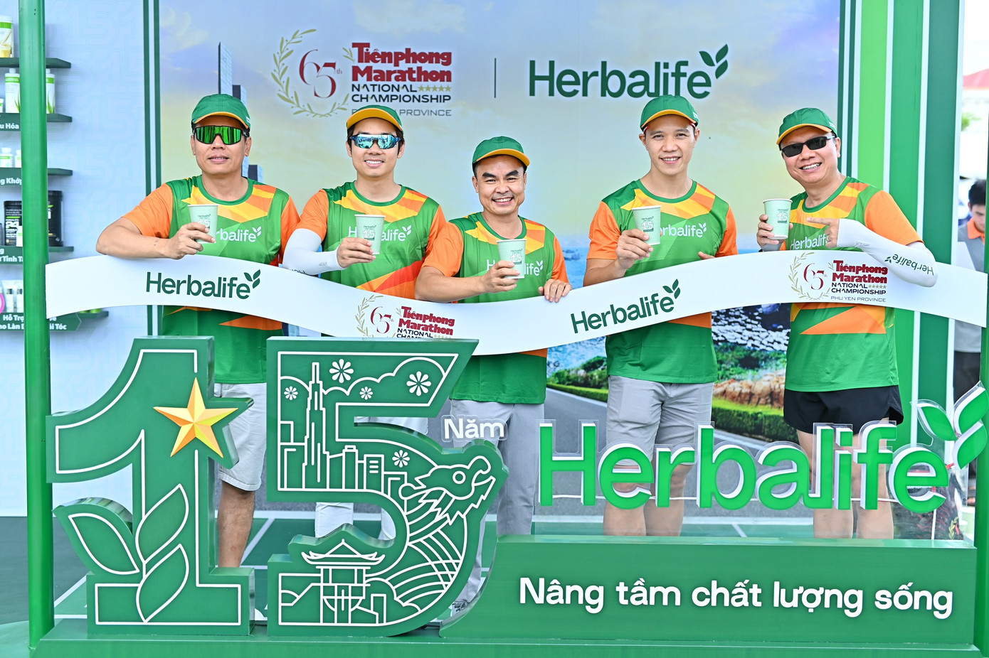 Ông Vũ Văn Thắng - Tổng Giám đốc Herbalife Việt Nam và Campuchia cùng các VĐV Herbalife tham gia Tiền Phong Marathon 2024.