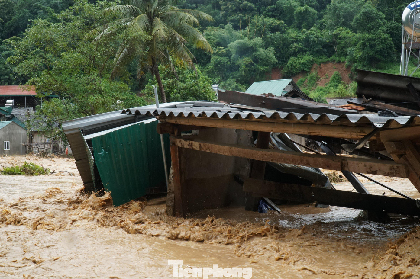 Dòng nước cuồn cuộn đổ về từ thượng nguồn khiến nhiều tài sản, nhà cửa bị hư hại.