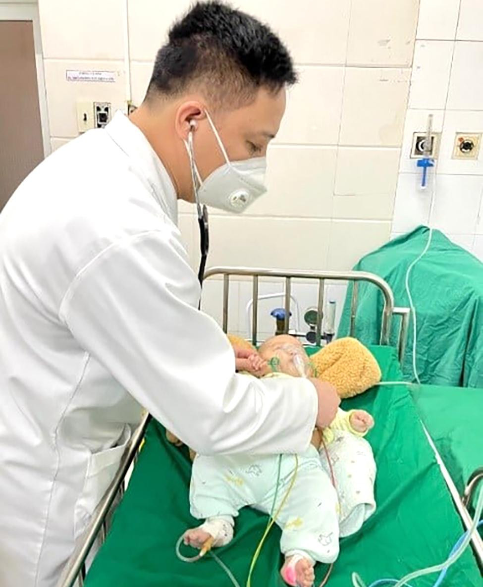 Sau khi được cấp cứu trẻ tiếp tục được theo dõi và điều trị tại khoa Hồi sức cấp cứu chống độc.