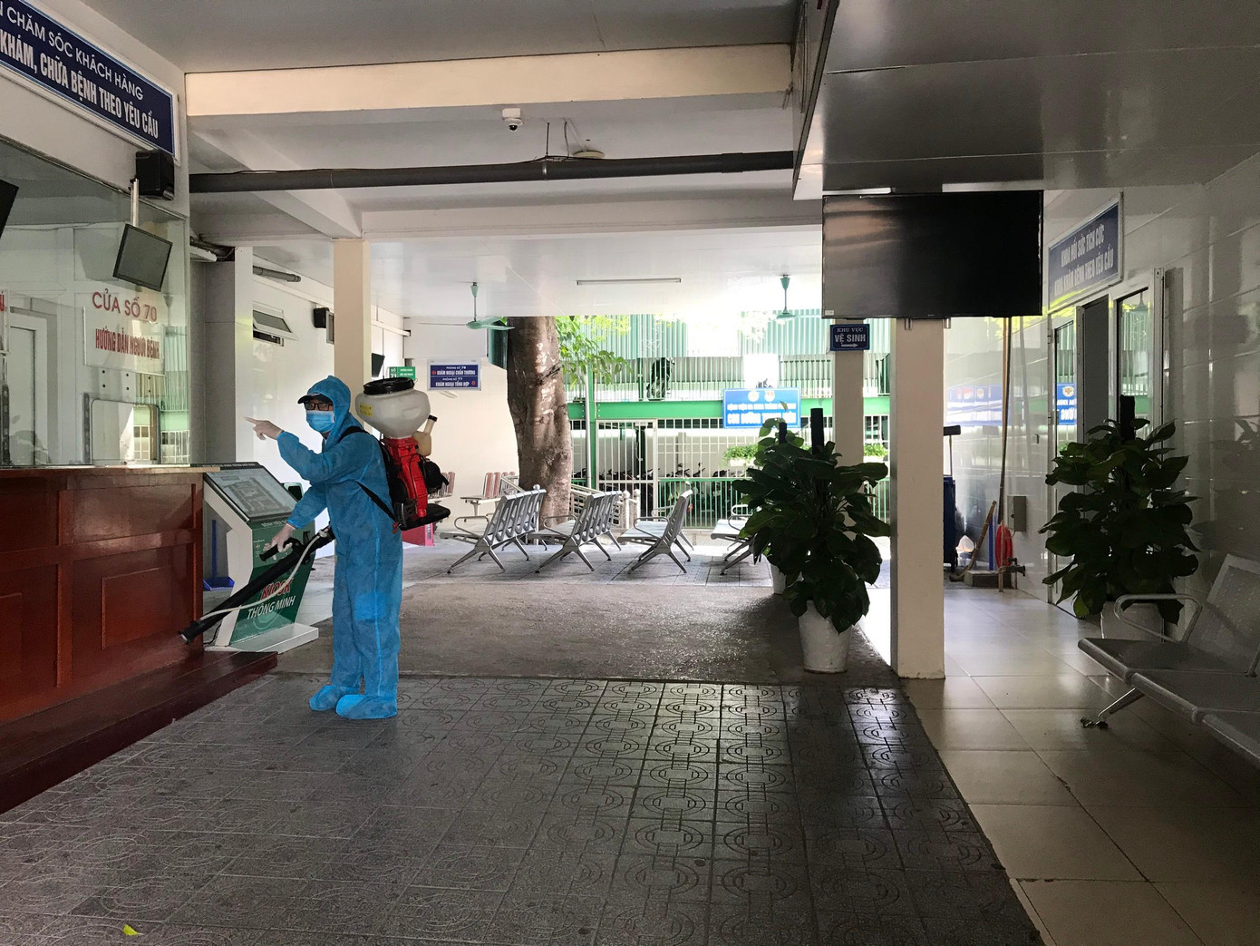 Phun khử khuẩn tại Bệnh viện đa khoa thành phố Vinh. Phun khử khuẩn tại Bệnh viện đa khoa thành phố Vinh.