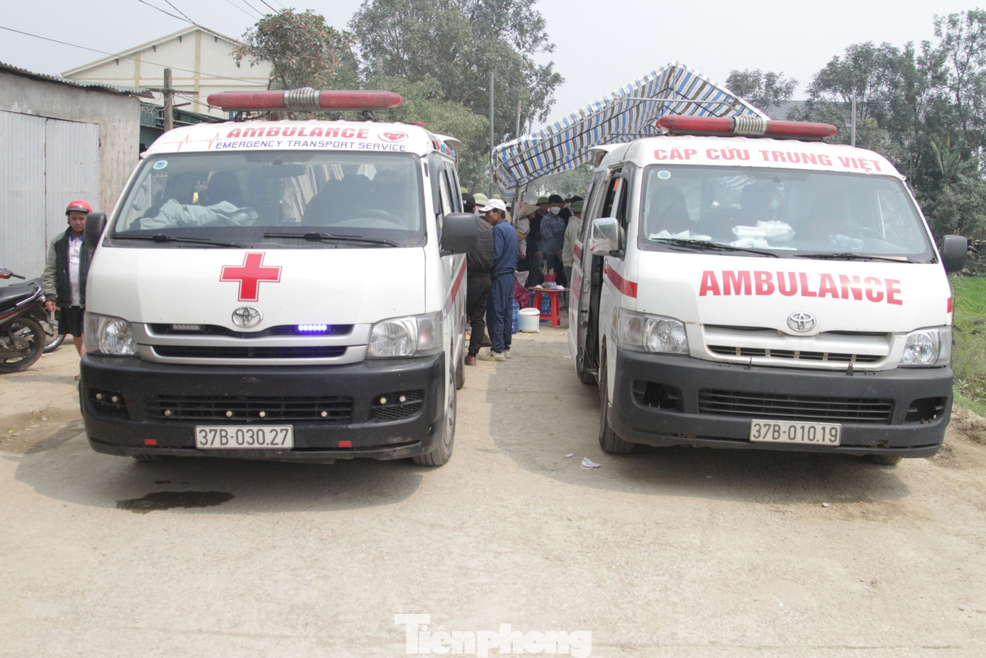 Đến 14h cùng ngày, cơ quan chức năng đã hoàn tất các công tác khám nghiệm, gia đình tiến hành làm các nghi lễ và thuê 2 xe cứu thương đưa 3 nạn nhân về nhà để lo mai táng. Đến 14h cùng ngày, cơ quan chức năng đã hoàn tất các công tác khám nghiệm, gia đình tiến hành làm các nghi lễ và thuê 2 xe cứu thương đưa 3 nạn nhân về nhà để lo mai táng.