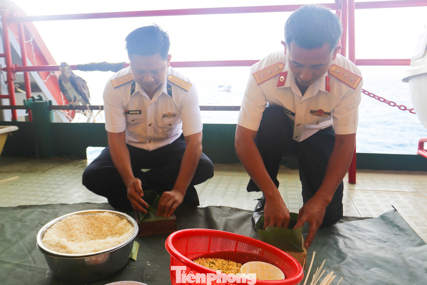 "Gói bánh chưng giúp cho chúng tôi vơi đi nỗi nhớ Tết quê nhà. Đồng đội là anh, em; Nhà giàn là mái ấm; Biển cả là quê hương nên chúng tôi cũng có Tết sum vầy, an vui giữa lãnh thổ Việt Nam thái bình, thịnh thế", Thiếu tá Nguyễn Tất Bắc – Nhân viên vận hành hệ thống máy điện Nhà giàn DK 1/9 tâm sự.