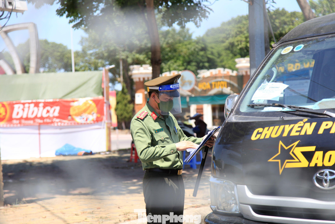 Đại úy Vi Văn Oanh (Phòng PA02) kiểm tra giấy tờ của tài xế tại chốt quốc lộ 1A giao nhau với đường Lê Mao.