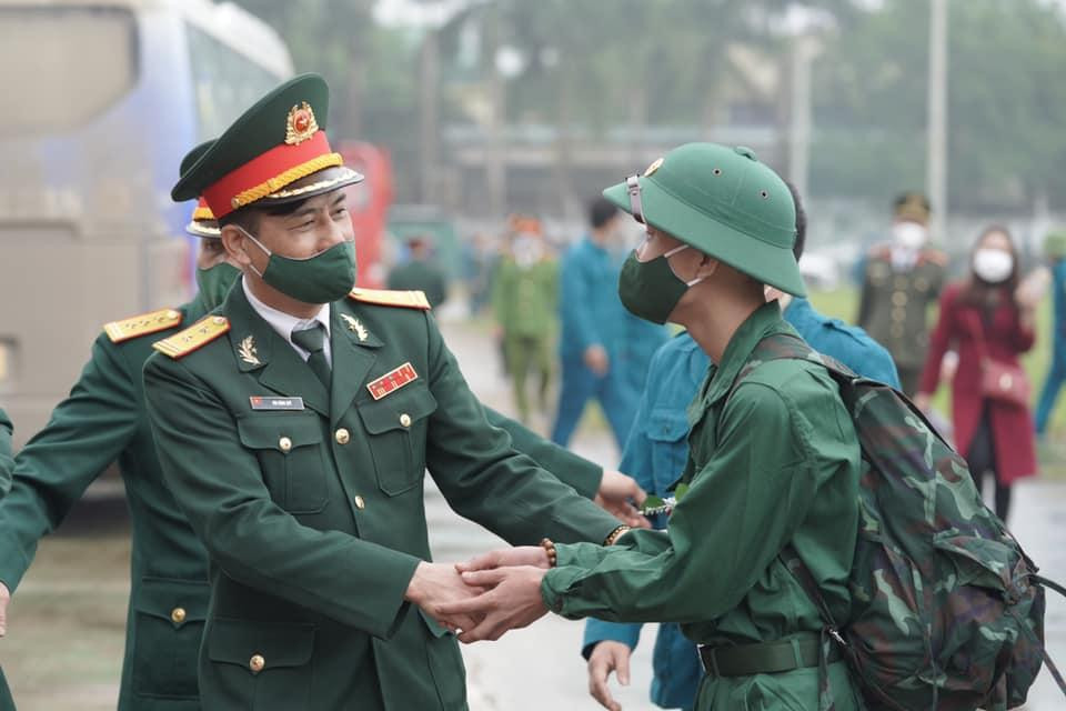 Lễ giao nhận quân tại các huyện, thị trên địa bàn tỉnh Nghệ An được tổ chức trang trọng, đúng quy định. Ảnh: Trung Hiếu.