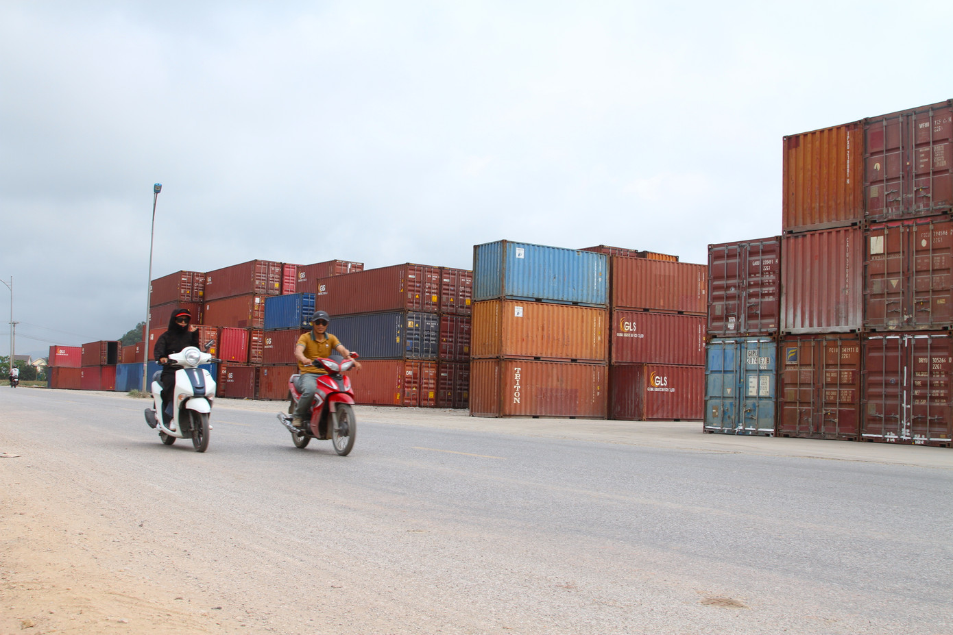 Những thùng container được xếp thành nhiều tầng, kéo dài hàng chục mét trước trụ sở của Công ty TNHH dịch vụ tiếp vận Toàn cầu.