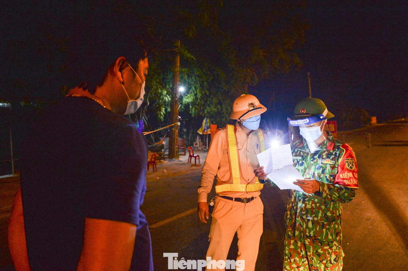 Sự phối hợp nhuần nhuyễn giữa y tế, bộ đội, công an, thanh niên tình nguyện đang tạo nên một lá chắn thép trong công tác phòng chống dịch COVID-19.