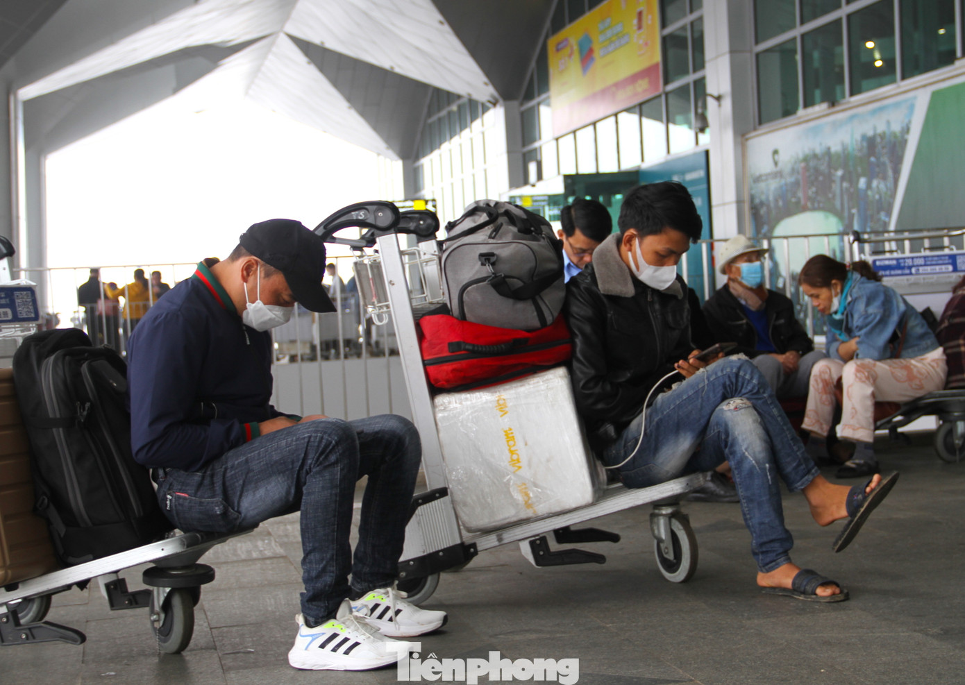 Hành khách đến sân bay Vinh phải ngồi chờ ở phía ngoài vì các chuyến bay bị hủy.