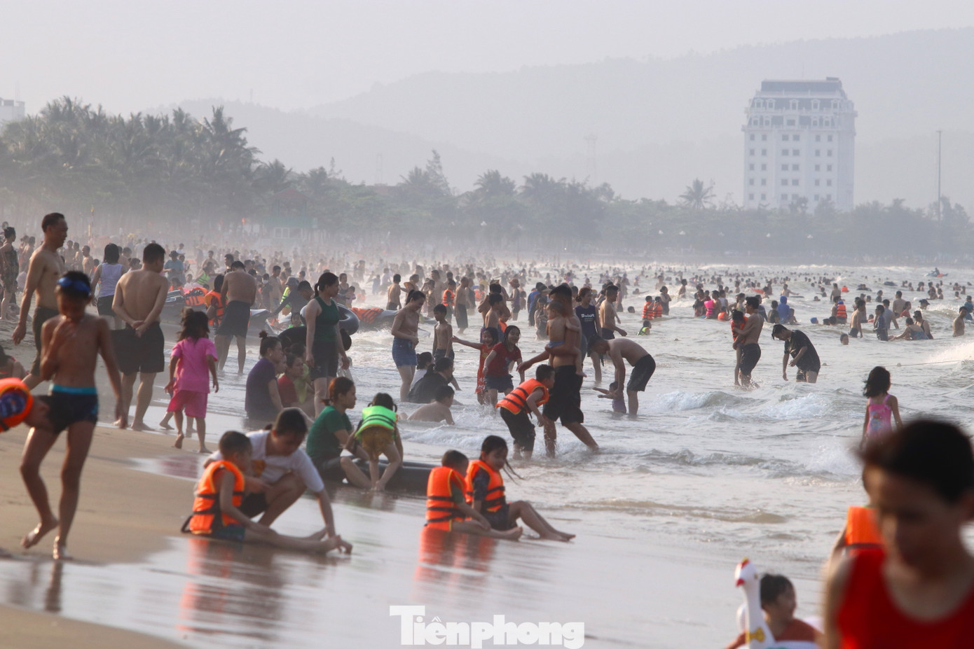 Anh Nguyễn Văn Tuấn (trú TP. Vinh, Nghệ An) cho biết: "Mấy hôm nắng quá muốn xuống biển tắm nhưng cả tuần phải làm việc nên cuối tuần rảnh mới tranh thủ đưa gia đình đi được. Ở trên thành phố nắng nóng quá, xuống biển tắm giải nhiệt rất mát".