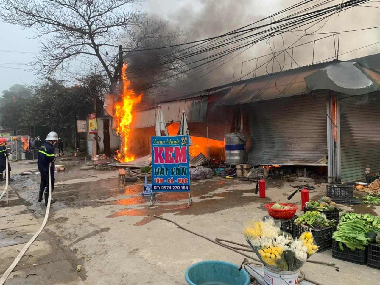 Phòng Cảnh sát PCCC&amp;CNCHC, Công an tỉnh Nghệ An đã chỉ đạo Đội CC&amp;CNCH số 5, số 6 huy động 2 xe chữa cháy cùng 16 cán bộ chiến sỹ nhanh chóng có mặt tại hiện trường, triển khai chữa cháy, ngăn cháy lan vào nhà dân và các ki ốt xung quanh.