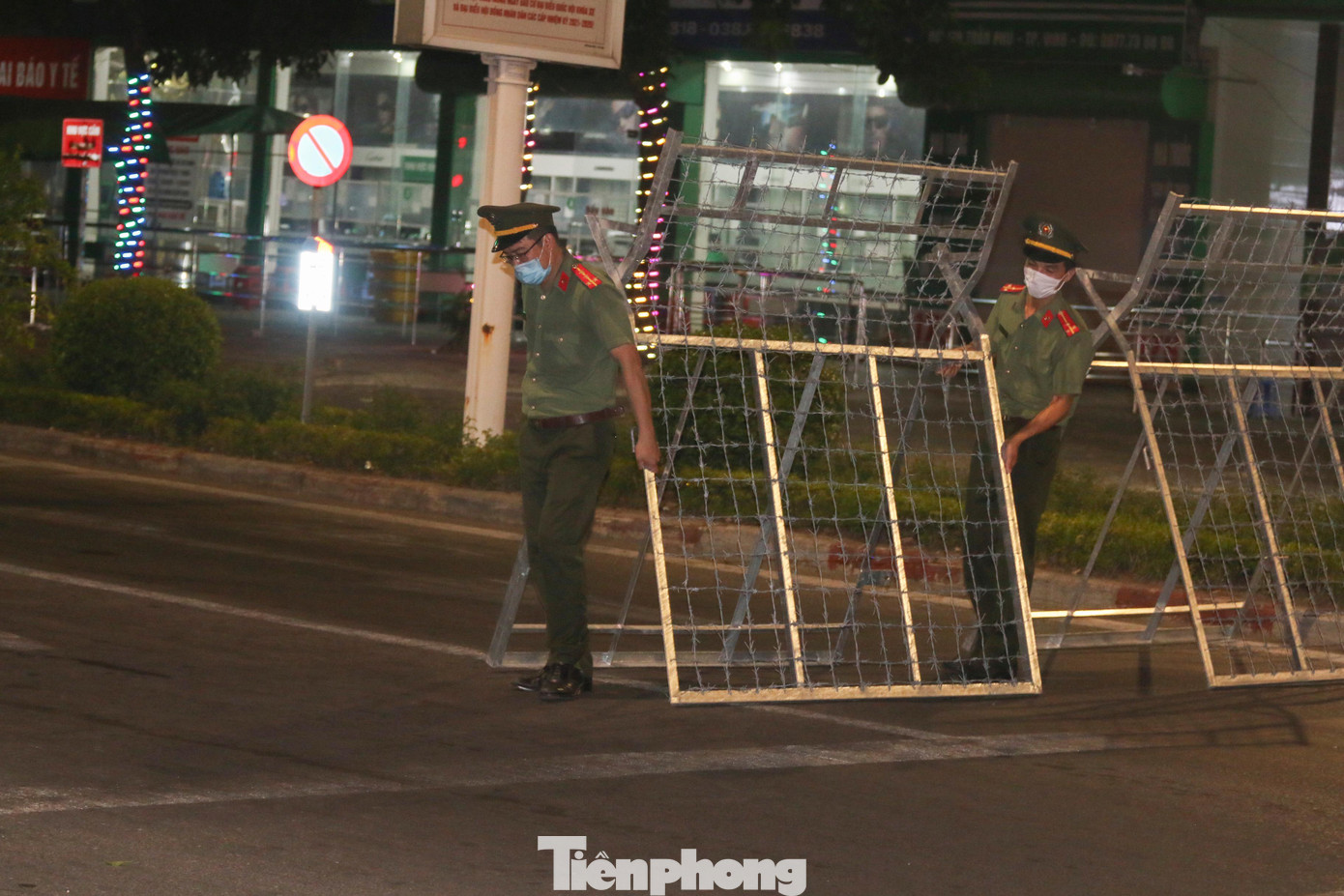 Tình hình dịch COVID-19 tại tỉnh Nghệ An diễn biến phức tạp, số ca dương tính SARS-CoV-2 trong cộng đồng liên tục tăng, đặc biệt tại thành phố Vinh. Ban chỉ đạo phòng chống dịch COVID-19 tỉnh Nghệ An đã quyết định áp dụng mức độ cao hơn Chỉ thị 16 đối với thành phố Vinh. Trong đó, Công an tỉnh Nghệ An huy động gần 700 cán bộ, chiến sỹ để thành lập mới 70 chốt kiểm soát phòng chống dịch.