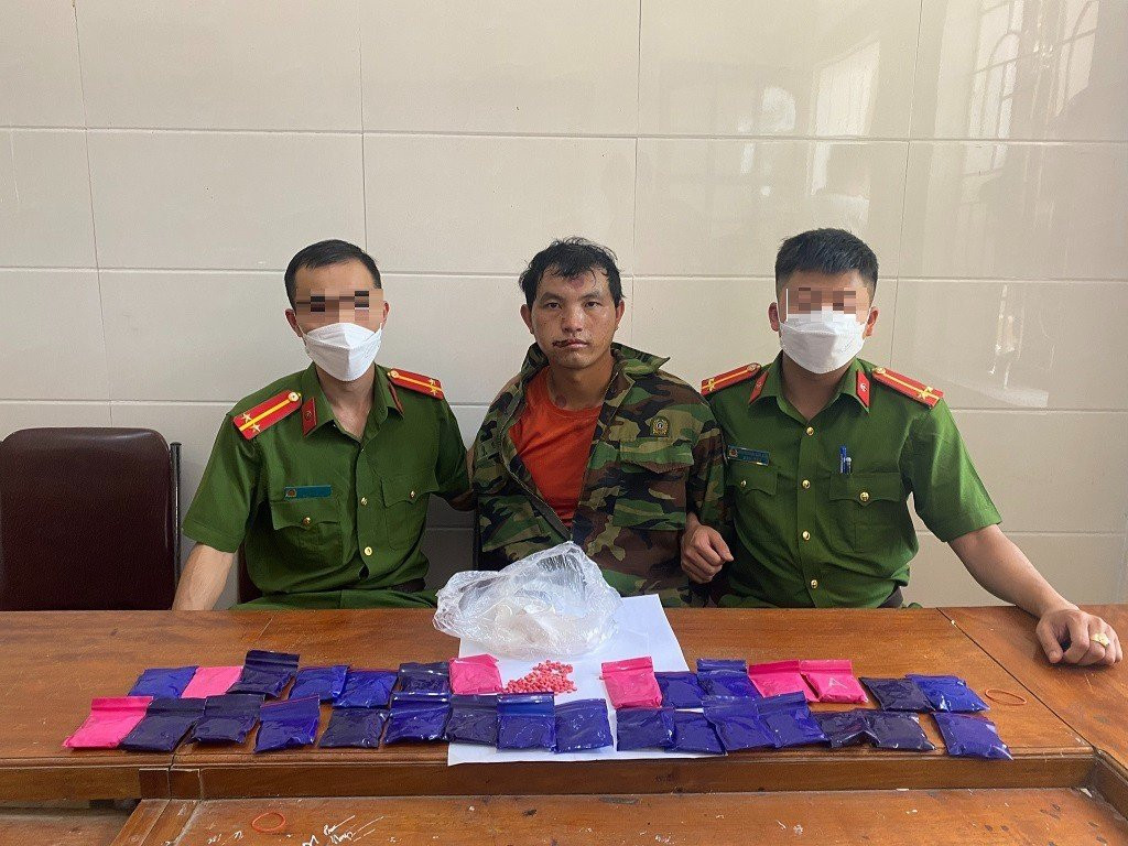 Tủa cùng tang vật tại công an. Tủa cùng tang vật tại công an.