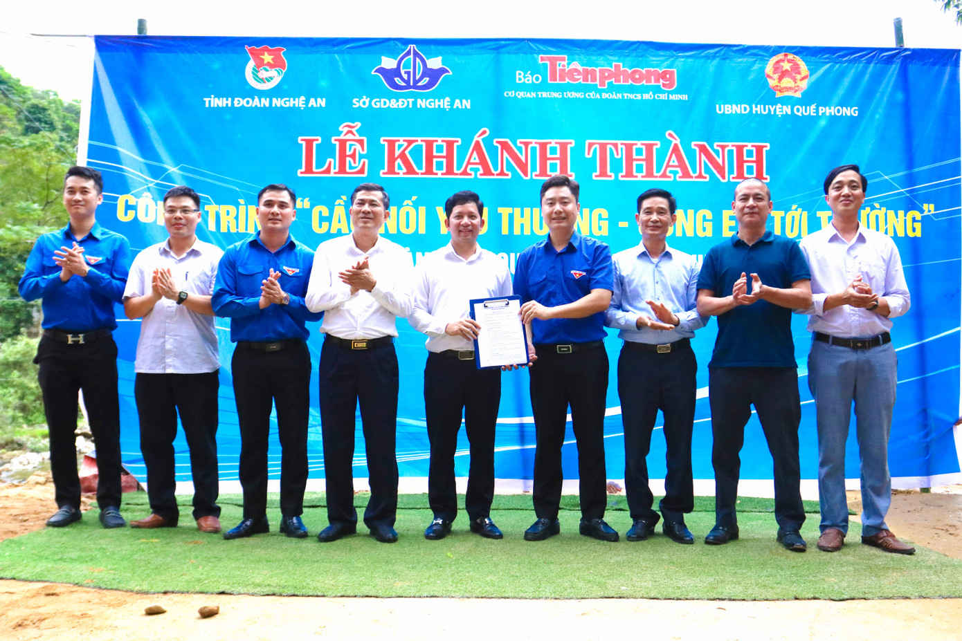 Ban tổ chức trao biên bản bàn giao công trình.