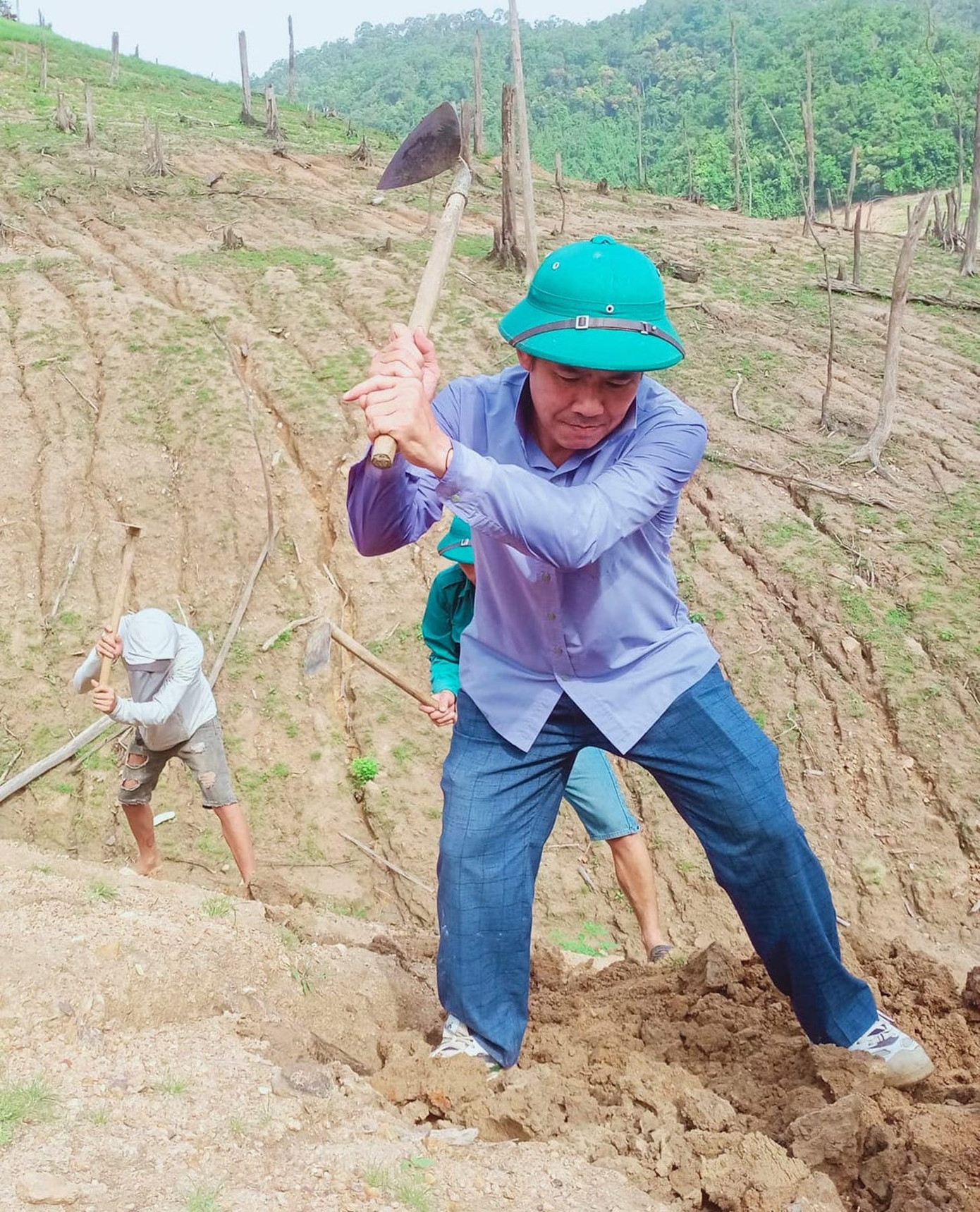 Xã Hữu Khuông là một xã biên giới khó khăn của huyện Tương Dương (Nghệ An). Để đi được đến trung tâm xã, người dân phải đi thuyền trên lòng hồ thủy điện Bản Vẽ. Mùa nước nhiều, thuyền có thể đến bến để đón người dân đi, nhưng nay mùa nước cạn, thuyền không thể vào đón nên người dân phải lội bùn ra đi thuyền. Xã Hữu Khuông là một xã biên giới khó khăn của huyện Tương Dương (Nghệ An). Để đi được đến trung tâm xã, người dân phải đi thuyền trên lòng hồ thủy điện Bản Vẽ. Mùa nước nhiều, thuyền có thể đến bến để đón người dân đi, nhưng nay mùa nước cạn, thuyền không thể vào đón nên người dân phải lội bùn ra đi thuyền.