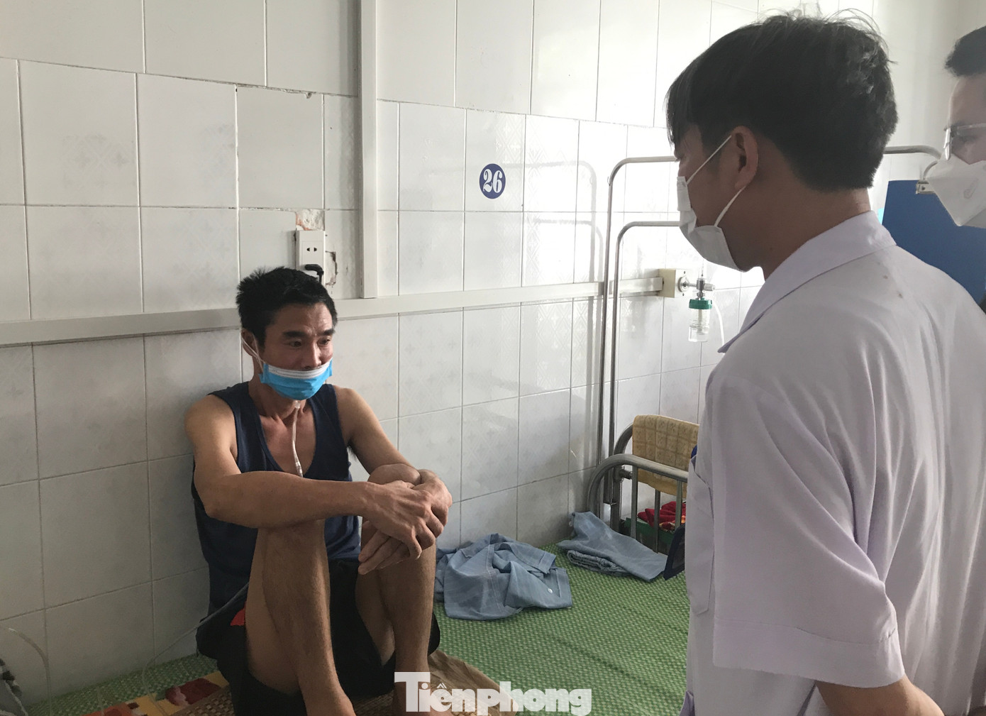 Bệnh nhân Trần Ngọc Hoa đang điều trị tại Bệnh viện Phổi Nghệ An trong tình trạng bệnh nặng, thở oxy.