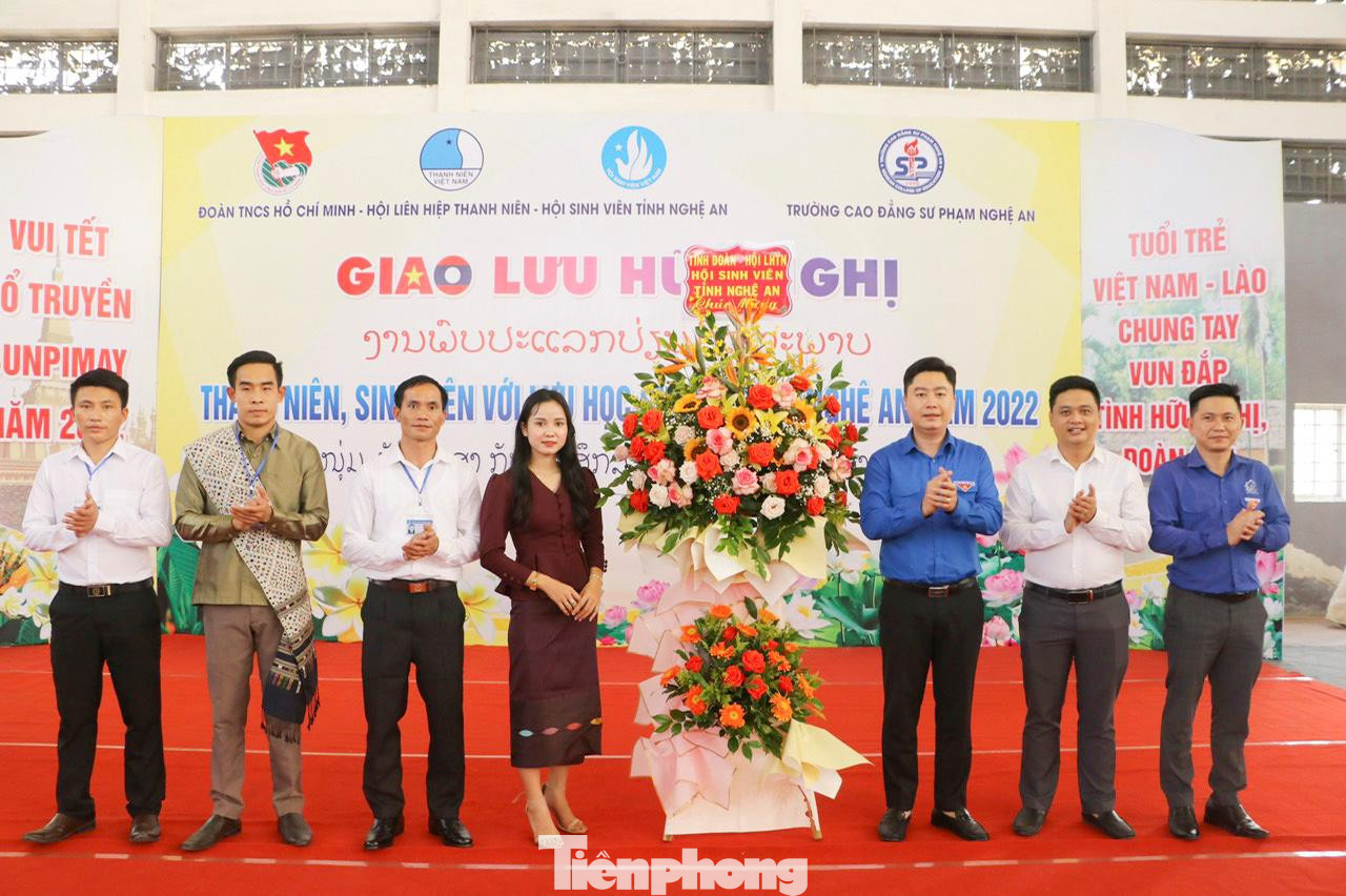 “Phát huy những tình cảm quý báu mà hai Đảng, hai Nhà nước đã dày công vun đắp, trong những năm qua, tuổi trẻ Nghệ An đã có nhiều hoạt động phối hợp hết sức hiệu quả đối với Đoàn Thanh niên Nhân dân Cách mạng Lào. Đặc biệt là 3 tỉnh Xiêng Khoảng, Hủa Phăn, Bolykhamxay – những tỉnh có chung đường biên giới với tỉnh Nghệ An thông qua việc ký kết biên bản ghi nhớ quan hệ hợp tác. Tổ chức các đoàn thanh niên ưu tú sang thăm, giao lưu và học hỏi kinh nghiệm công tác đoàn và phong trào thanh thiếu nhi, tham quan các di tích lịch sử, học tập các mô hình thanh niên phát triển kinh tế, tổ chức các đội hình hoạt động tình nguyện quốc tế tại nước bạn Lào trong Chiến dịch Thanh niên tình nguyện Hè hàng năm”, anh Lê Văn Lương cho biết. Trong ảnh: Lãnh đạo Tỉnh Đoàn Nghệ An tặng lẵng hoa chúc mừng lưu học sinh Lào nhân dịp Tết cổ truyền Bunpimay.