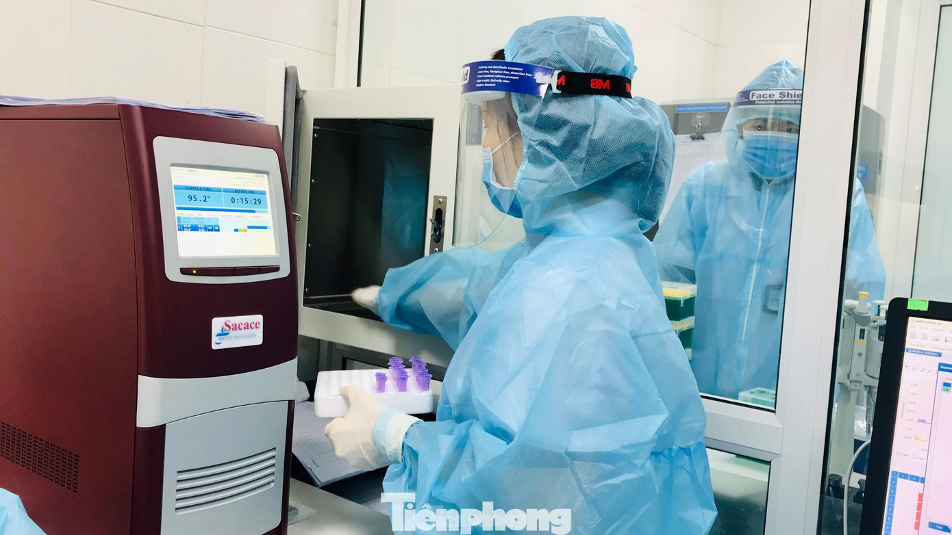 CDC Nghệ An có tổng số 221 cán bộ, nhân viên y tế, họ là 221 "đầu não" của hệ thống xét nghiệm tỉnh Nghệ An. Những ngày dịch bệnh căng thẳng, hơn lúc nào hết, áp lực vô hình luôn đè nặng lên mỗi chiến sỹ nơi đây. Công việc của họ, cống hiến của họ là một "mắt xích" đặc biệt quan trọng trong cuộc chiến đẩy lùi dịch bệnh.