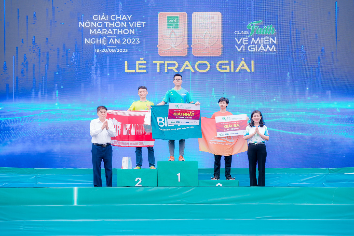Anh Nguyễn Mạnh Cường nhận giải Nhất chung cuộc cự ly 5km Nam tại giải chạy Marathon Nghệ An 2023. Anh Nguyễn Mạnh Cường nhận giải Nhất chung cuộc cự ly 5km Nam tại giải chạy Marathon Nghệ An 2023.
