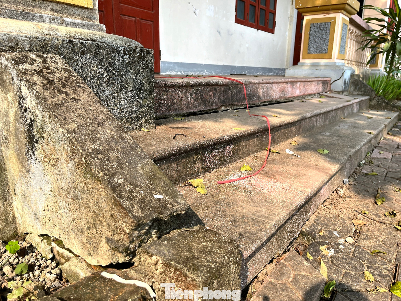 Sau thời gian dài bỏ hoang, hiện căn nhà đã xuống cấp. Sau thời gian dài bỏ hoang, hiện căn nhà đã xuống cấp.