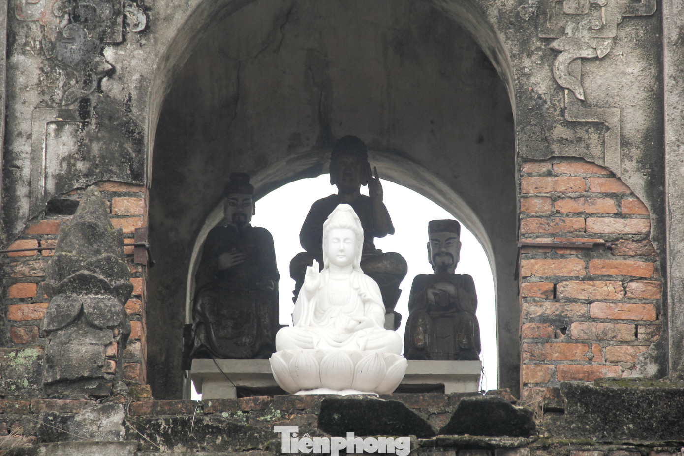 Tượng phật được đặt trên tam quan.