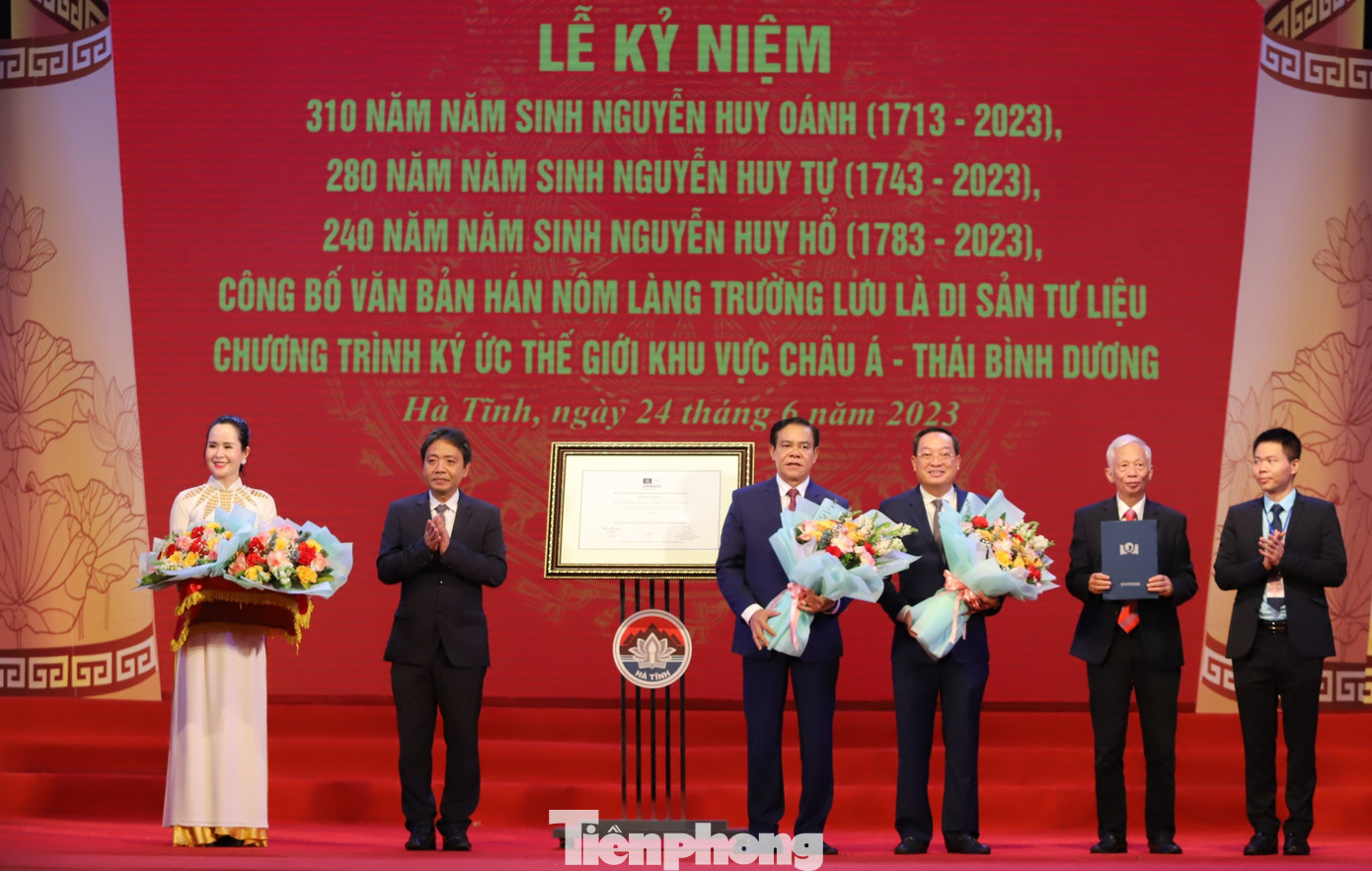 Cuối tháng 6 vừa qua, Hà Tĩnh đón nhận Bằng công nhận Văn bản Hán Nôm Làng Trường Lưu là Di sản tư liệu Chương trình ký ức thế giới Khu vực châu Á-Thái Bình Dương. Cuối tháng 6 vừa qua, Hà Tĩnh đón nhận Bằng công nhận Văn bản Hán Nôm Làng Trường Lưu là Di sản tư liệu Chương trình ký ức thế giới Khu vực châu Á-Thái Bình Dương.