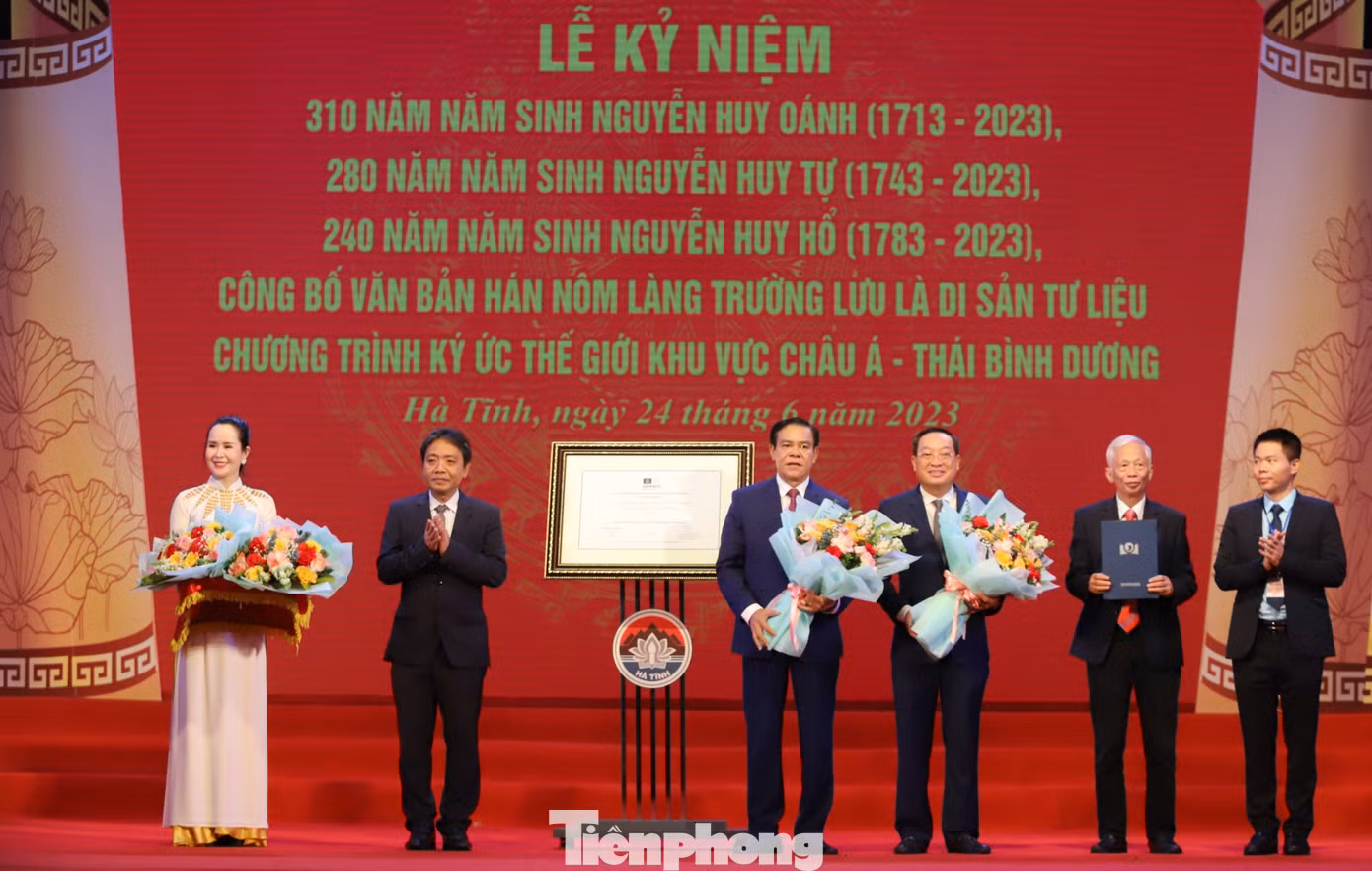 Cuối tháng 6 vừa qua, Hà Tĩnh đón nhận Bằng công nhận Văn bản Hán Nôm Làng Trường Lưu là Di sản tư liệu Chương trình ký ức thế giới Khu vực châu Á-Thái Bình Dương. Cuối tháng 6 vừa qua, Hà Tĩnh đón nhận Bằng công nhận Văn bản Hán Nôm Làng Trường Lưu là Di sản tư liệu Chương trình ký ức thế giới Khu vực châu Á-Thái Bình Dương.