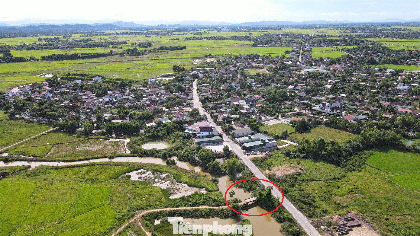 Người dân địa phương kể rằng ngày trước, cổng vào làng cổ Trường Lưu bắt đầu từ khu vực cầu Quan (vòng đỏ) - bắc qua sông Phúc Giang, dòng chảy đổ vào sông Nghèn và xuôi về biển qua cửa Sót (huyện Lộc Hà) ngày nay. Sông Phúc Giang gắn với giai thoại vua Hồ Quý Ly từng đem thủy quân đến tập trận. Tên con sông cũng được Thám hoa Nguyễn Huy Oánh dùng để đặt tên cho thư viện do ông sáng lập là Thư viện Phúc Giang. Người dân địa phương kể rằng ngày trước, cổng vào làng cổ Trường Lưu bắt đầu từ khu vực cầu Quan (vòng đỏ) - bắc qua sông Phúc Giang, dòng chảy đổ vào sông Nghèn và xuôi về biển qua cửa Sót (huyện Lộc Hà) ngày nay. Sông Phúc Giang gắn với giai thoại vua Hồ Quý Ly từng đem thủy quân đến tập trận. Tên con sông cũng được Thám hoa Nguyễn Huy Oánh dùng để đặt tên cho thư viện do ông sáng lập là Thư viện Phúc Giang.