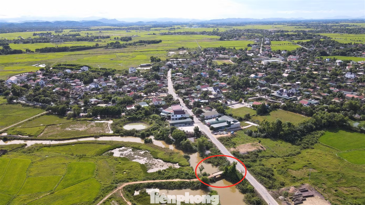 Người dân địa phương kể rằng ngày trước, cổng vào làng cổ Trường Lưu bắt đầu từ khu vực cầu Quan (vòng đỏ) - bắc qua sông Phúc Giang, dòng chảy đổ vào sông Nghèn và xuôi về biển qua cửa Sót (huyện Lộc Hà) ngày nay. Sông Phúc Giang gắn với giai thoại vua Hồ Quý Ly từng đem thủy quân đến tập trận. Tên con sông cũng được Thám hoa Nguyễn Huy Oánh dùng để đặt tên cho thư viện do ông sáng lập là Thư viện Phúc Giang. Người dân địa phương kể rằng ngày trước, cổng vào làng cổ Trường Lưu bắt đầu từ khu vực cầu Quan (vòng đỏ) - bắc qua sông Phúc Giang, dòng chảy đổ vào sông Nghèn và xuôi về biển qua cửa Sót (huyện Lộc Hà) ngày nay. Sông Phúc Giang gắn với giai thoại vua Hồ Quý Ly từng đem thủy quân đến tập trận. Tên con sông cũng được Thám hoa Nguyễn Huy Oánh dùng để đặt tên cho thư viện do ông sáng lập là Thư viện Phúc Giang.