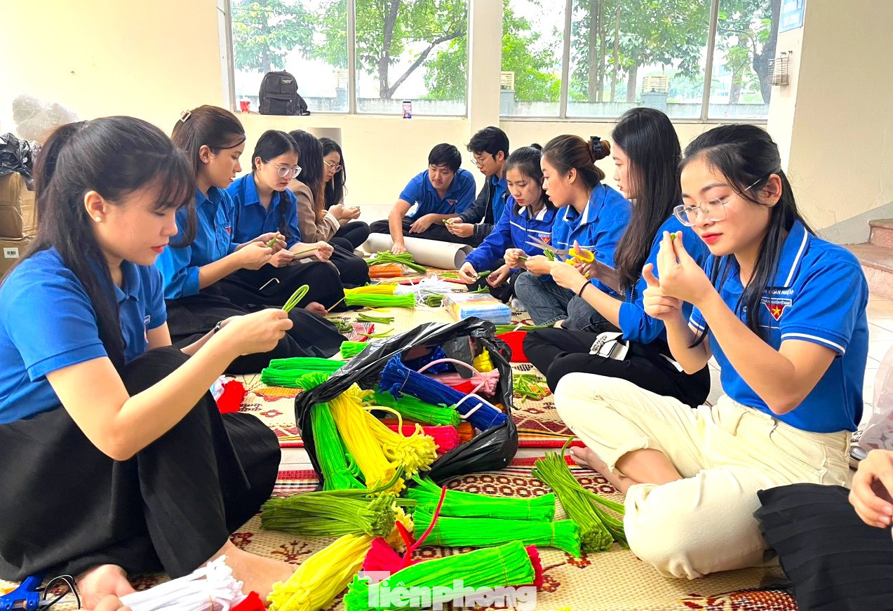 Hai ngày qua, 50 đoàn viên thanh niên Tỉnh Đoàn Nghệ An cùng Hội sinh viên tỉnh đã chung tay làm những cây thông Noel mini và những phần quà nhằm trao đến cho các em nhỏ có hoàn cảnh khó khăn tại Trung tâm Mồ côi - Khuyết tật Mẹ Têrêsa Calcutta (ở xã Nghi Diên, huyện Nghi Lộc, Nghệ An).