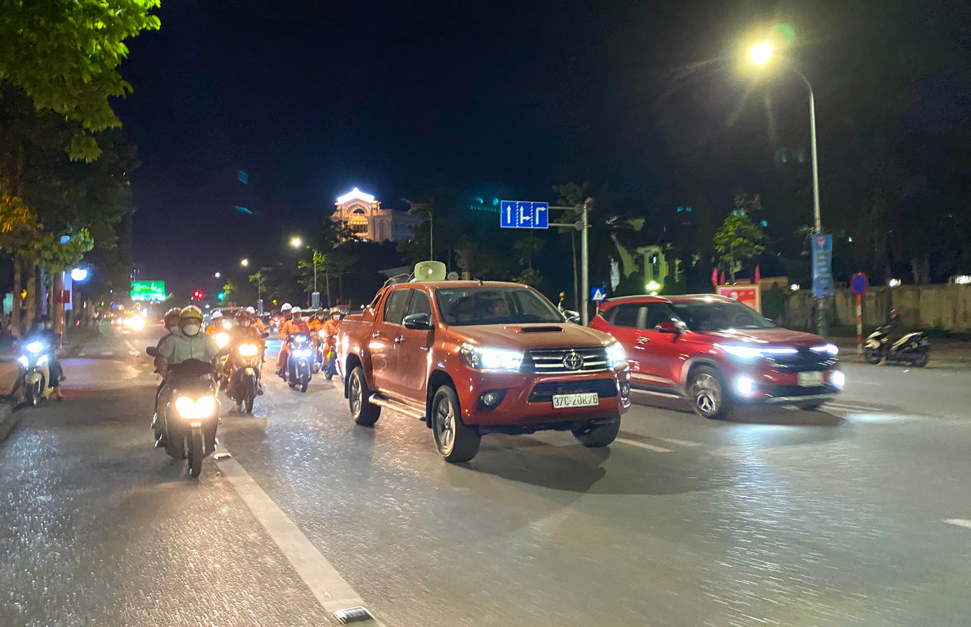 Được biết, mỗi ngày các cán bộ, nhân viên ngành điện đi tuyên truyền vận động người dân tiết giảm điện trong những khung giờ cao điểm từ 10h-14h và từ 20h-22h hàng ngày. Trong quá trình tuyên truyền, họ nhận thấy được nhiều người dân ủng hộ, thông cảm với ngành điện và nhận thức được việc tiết kiệm điện là cần thiết cho bản thân và mọi người.